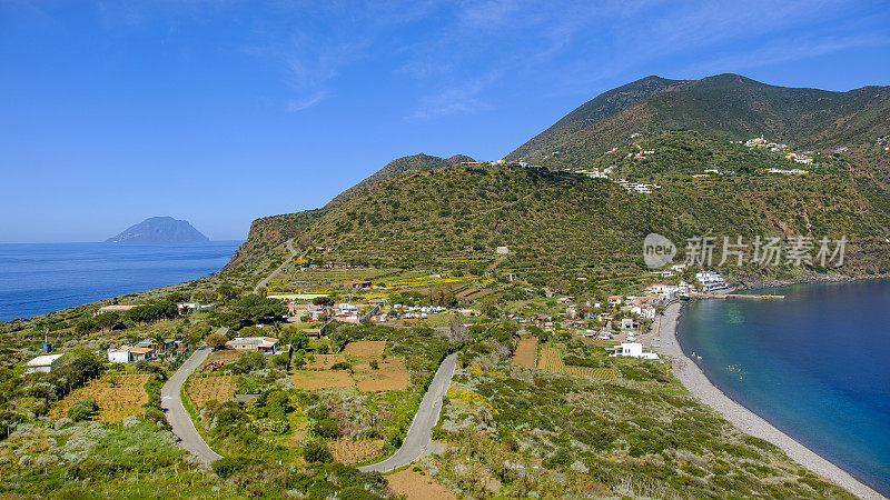 菲利库迪岛(Filicudi)卡波格拉齐亚诺(Capo Graziano)上的景色，菲利库迪岛是伊奥利亚群岛(意大利西西里岛)的一个岛屿。